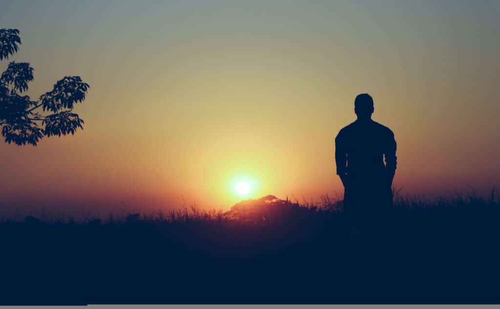 Mann vor einem Sonnenuntergang. Veränderung und Hoffnung in der Trennung